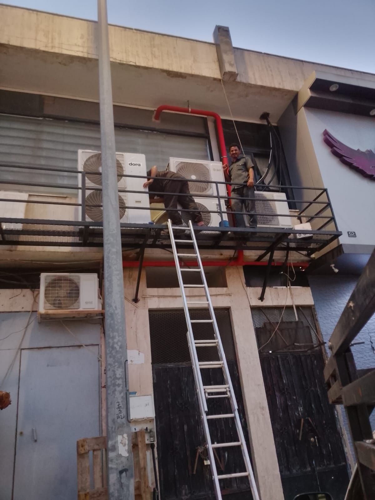 تجهيز وتمديد مواسير التكييف وتثبيت الوحدات الخارجية لمحل تجاري بالطائف